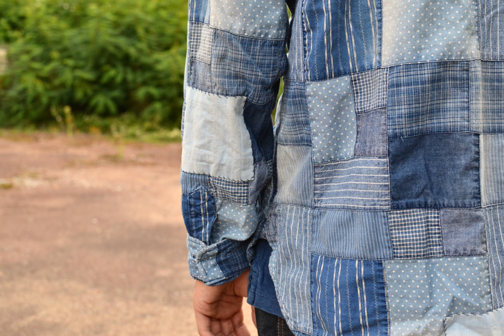 comment porter un jeans coupe droite et associer une chemise en patchwork