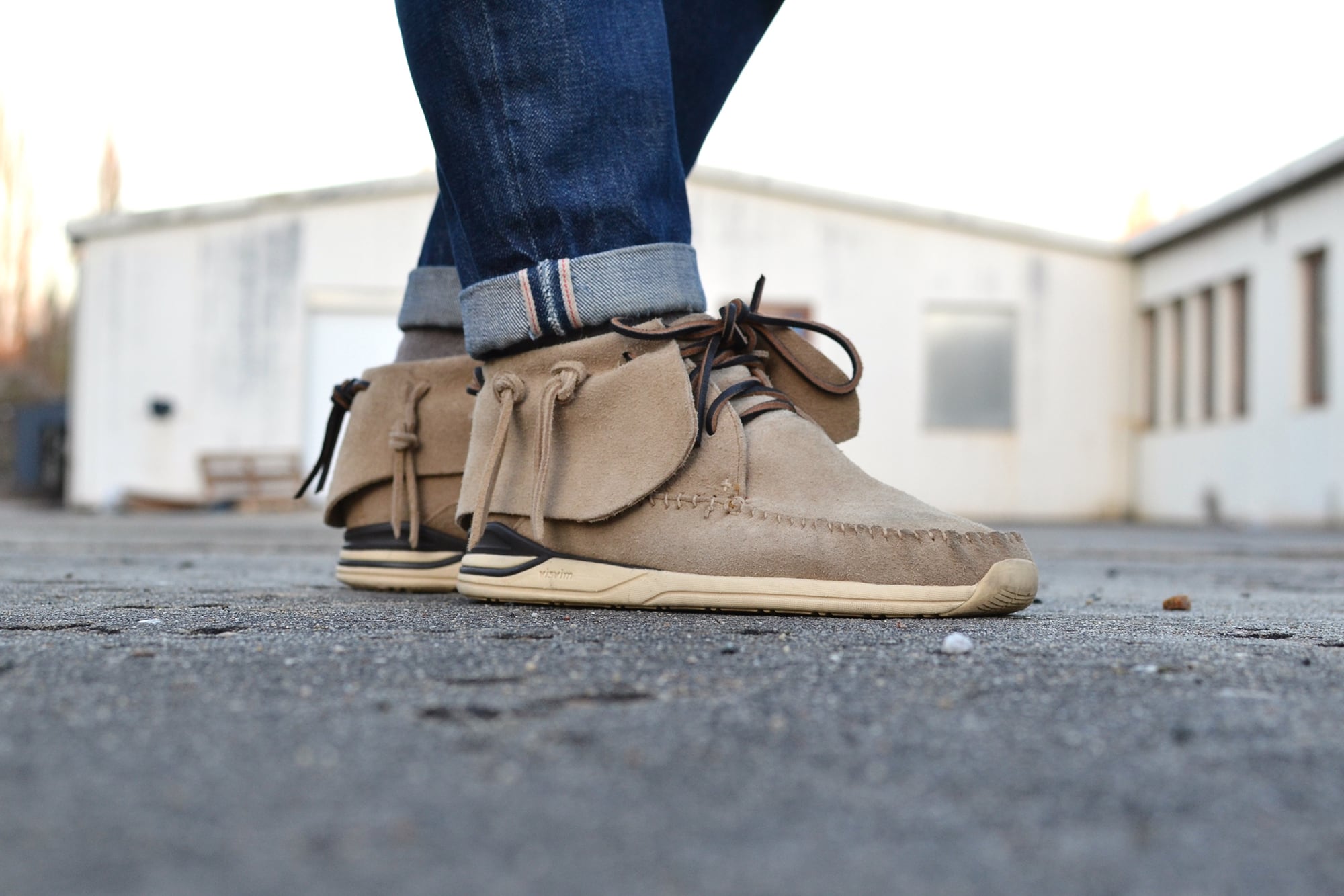 Jeans A.P.C Rescue Custom tapered with sneakers Visvim FBT lhamo color sand